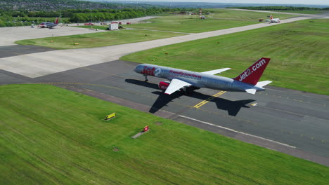 Imágenes-Aéreas-De-Un-Avión-Jet2-Que-Llega-Y-Se-Dirige-A-Su-Puerta-De-Llegadas