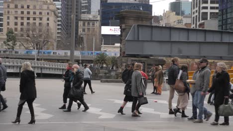 Puente-Peatonal-De-Turistas-De-Melbourne-Que-Se-Dirige-A-La-Estación-De-Flinder-Street-Durante-El-Día