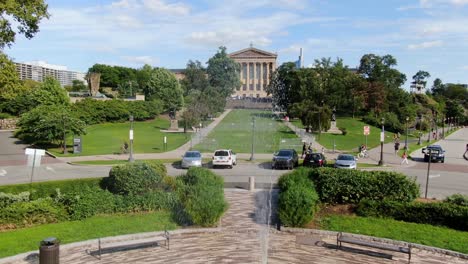 Aus-Der-Luft-Aufsteigender-Dolly-Nach-Vorne-über-Wasserbrunnen-Und-Skulpturen,-Die-In-Richtung-Philadelphia-Museum-Of-Art-Fahren