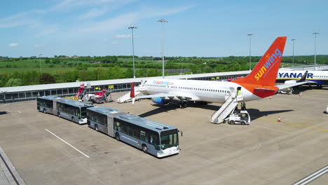 Das-Sunwing-Flugzeug-Ist-Gerade-Gelandet-Und-Das-Bodenpersonal-Bereitet-Sich-Darauf-Vor,-Die-Passagiere-Von-Bord-Zu-Bringen