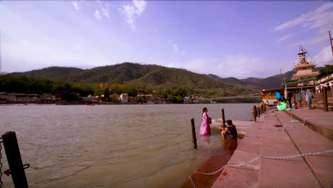 Time-lapse-at-Rishikesh,-holy-town-and-travel-destination-in-India