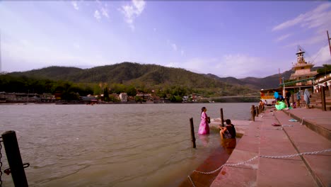 Lapso-De-Tiempo-En-Rishikesh,-Ciudad-Santa-Y-Destino-De-Viaje-En-India