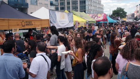 Jeden-Samstag-Strömen-Tausende-In-Den-East-River-Park-In-Brooklyn,-Um-Am-Smorgasburg-Food-Festival-Teilzunehmen