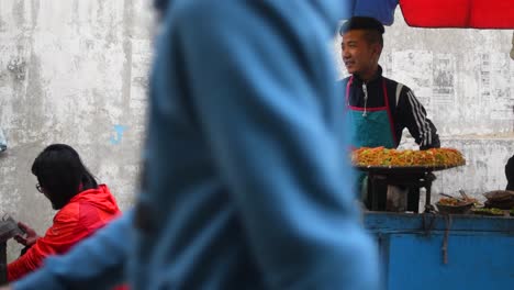 Ein-Straßenhändler,-Der-Chow-Mein-Zubereitet,-Um-Ihn-Abends-In-Den-Straßen-Von-Darjeeling-Zu-Verkaufen