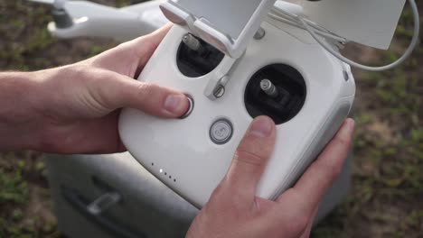 Un-Hombre-Instalando-Un-Dron-En-Un-Sitio-De-Construcción