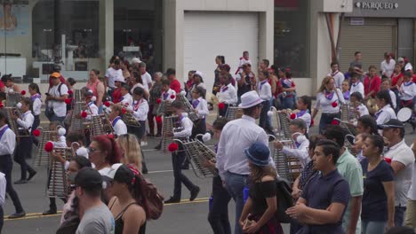 Schulkinder-Treten-Während-Der-Parade-Zum-Unabhängigkeitstag-Von-Costa-Rica-Mit-Xylophonen-Und-Trommeln-Auf