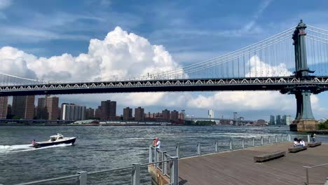 Hermosa-Vista-Del-Paisaje-Del-Puente-De-Manhattan-Con-Bote-Pequeño-En-El-Río-Este