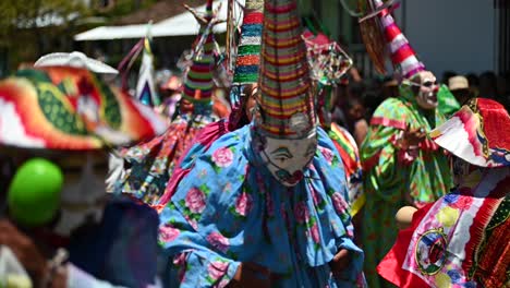 Mexikanische-Tänzer,-Sie-Werden-Clowns-Oder-Tocotines-Genannt,-Ist-Eine-Religiöse-Weise,-Um-Eine-Heilige-Maria-Magdalena-Bei-Ihrem-Schutzfest-In-Xico-Veracruz,-Mexiko-Zu-Feiern