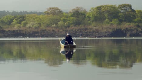Pescador-Esperando-Pescar-Con-Cebo-En-Aguas-Tranquilas-Del-Río-Fuji