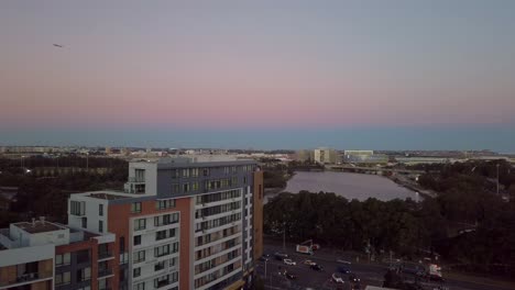 Blick-Auf-Apartments-Am-Wasser-In-Der-Nähe-Des-Flughafens-Von-Sydney-Bei-Farbenprächtigem-Sonnenuntergang