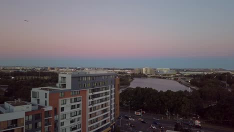 Vista-De-Los-Apartamentos-Frente-Al-Mar-Cerca-Del-Aeropuerto-De-Sydney-Al-Atardecer-Colorido