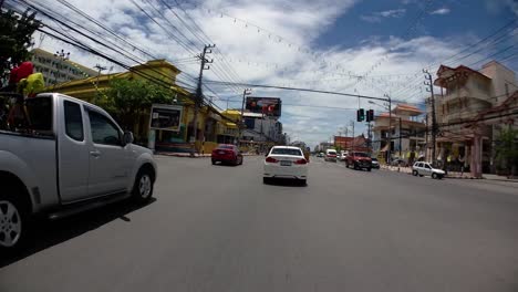 Dies-Ist-Ein-Zeitraffer-Mit-Einer-Vor-Dem-Lkw-Montierten-Action-kamera,-Die-Auf-Der-Phet-Kasem-Road-Von-Pranburi-Nach-Hua-Hin-Und-Von-Hua-Hin-Nach-Bangkok-Fährt