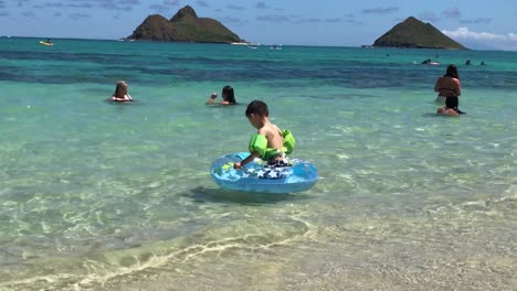 Un-Niño-Bañándose-En-Las-Claras-Aguas-Azules-De-La-Playa-De-Lanikai
