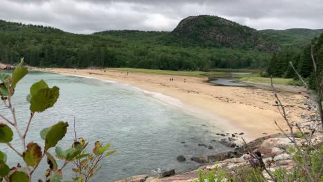 4k-Mit-Blick-Auf-Den-Sandstrand-Im-Acadia-Nationalpark-In-Der-Nähe-Von-Bar-Harbor,-Maine