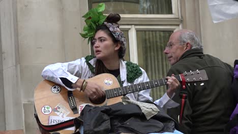 Un-Manifestante-Toca-Música-En-Las-Protestas-De-Rebelión-De-Extinción-En-Londres,-Reino-Unido