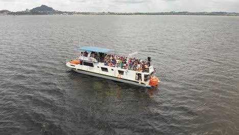 Eine-Karnevalsbootsfahrt-Im-Ozean-Auf-Der-Karibischen-Insel-Trinidad-Und-Tobago