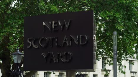Close-up-footage-of-the-New-Scotland-Yard-sign-of-the-Metropolitan-Police,-London-UK