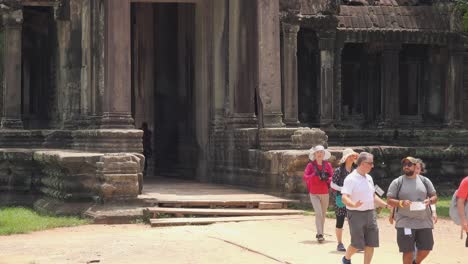 Turista-Saliendo-Del-Templo-De-Angkor-Wat