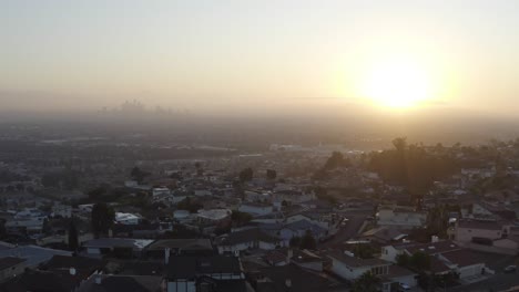 Atemberaubende-Luftaufnahme-Von-Los-Angeles-Bei-Sonnenaufgang