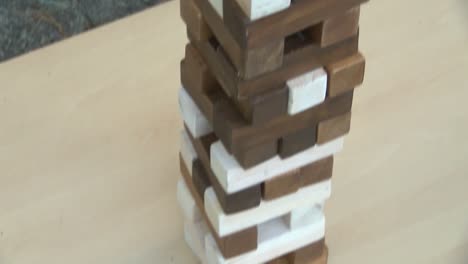 Jugando-La-Torre-De-Bloques-De-Madera