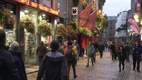 Temple-Bar-District-In-Dublin-In-Der-Dämmerung-Mit-Fußgängern-Und-Einheimischen-Auf-Der-Straße