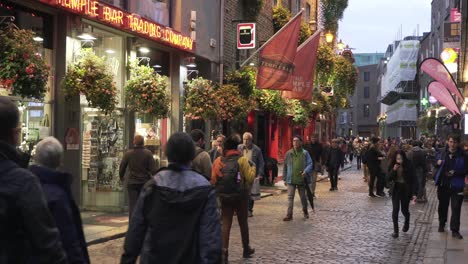 Distrito-De-Temple-Bar-En-Dublín-Al-Atardecer-Con-Peatones-Y-Lugareños-En-La-Calle