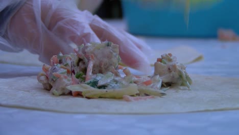 Los-Jóvenes-Hacen-Tortillas-De-Ensaladas-Y-Carne