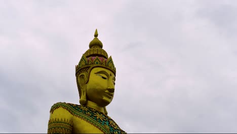 Una-Gran-Estatua-De-Buda-En-Mahachai-Que-Se-Eleva-Hacia-El-Cielo-Es-Una-Atracción-Bienvenida-Para-Los-Turistas-Y-Un-Destino-De-Adoración-Para-Los-Devotos-Que-Desean-Bendiciones-Específicas