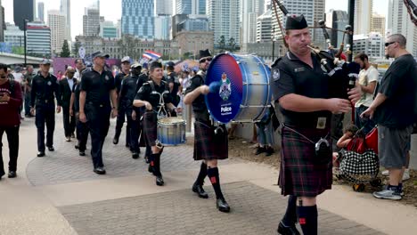 Qld-Brisbane-Polizeimarsch-Während-Des-Multikulturellen-Festivals-In-Brisbane-Während-Des-Buddha-geburtstagsfestivals-2018