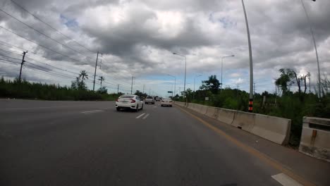 Este-Es-Un-Lapso-De-Tiempo-Con-Una-Cámara-De-Acción-Montada-Frente-Al-Camión,-Conduciendo-De-Pranburi-A-Hua-Hin-Y-De-Hua-Hin-A-Bangkok-En-Phet-Kasem-Road