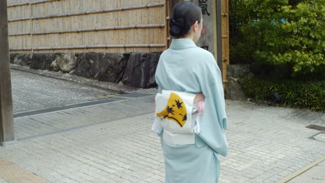 Schönes-Mädchen,-Das-Einen-Traditionellen-Kimono-In-Kyoto,-Japan-Trägt,-Sanfte-Beleuchtung-In-Zeitlupe-4k