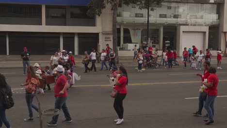 Niños-Marchan-Con-Caballos-De-Cartón-Durante-El-Desfile-Del-Día-De-La-Independencia-De-Costa-Rica