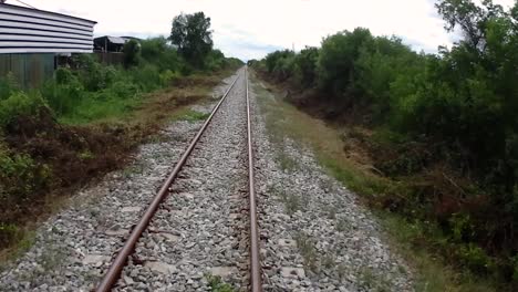 Un-Emocionante-Viaje-En-Tren-Al-Mercado-Ferroviario-De-Mae-Klong