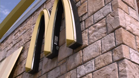 Toma-Estabilizada-Del-Logotipo-De-Arcos-Dobles-De-Mcdonald-En-El-Lateral-Del-Edificio-De-Un-Restaurante