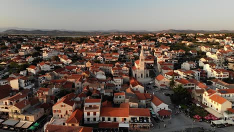 Typische-Architektur-Einer-Alten-Dalmatinischen-Stadt-In-Kroatien-Mit-Warmem-Sonnenuntergangslicht