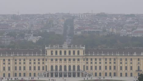 Hoch-Oben-Blick-Auf-Das-Schloss-Schönbrunn-Und-Wien-Panorama-Auf-Grau-Und-Nebligen-Herbsttag-Ernte