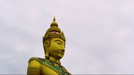 Una-Gran-Estatua-De-Buda-En-Mahachai-Que-Se-Eleva-Hacia-El-Cielo-Es-Una-Atracción-Bienvenida-Para-Los-Turistas-Y-Un-Destino-De-Adoración-Para-Los-Devotos-Que-Desean-Bendiciones-Específicas