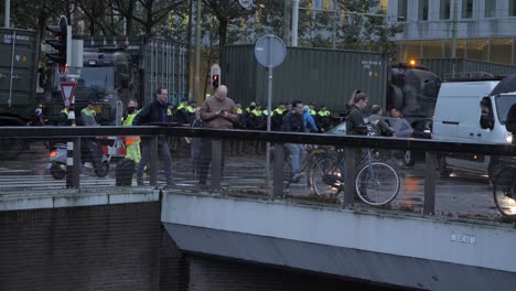 Vehículos-Del-Ejército-Y-La-Policía-Bloqueando-Carreteras-En-La-Haya,-Holanda-Durante-La-Gran-Protesta-De-Los-Agricultores-Contra-El-Gobierno-En-Relación-Con-La-Regulación-Europea-De-Emisiones