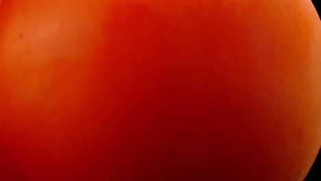 Nahaufnahmemakro-Einer-Tomate-Mit-Einem-Schwarzen-Hintergrund,-Der-Auch-Wie-Ein-Roter-Gasplanet-Aussieht
