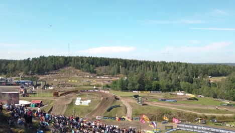 Espectáculo-De-Aviones-Sobre-El-Circuito-De-Motocross,-Mxgp-De-Suecia,-Tiro-Panorámico