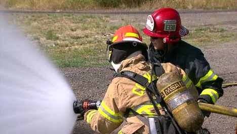 Mujeres-Bombero-Entrenando-Con-Una-Manguera-Contra-Incendios