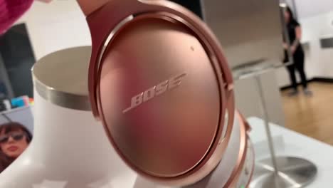 Die-Quietcomfort-35-Wireless-Headphones-Ii-In-Roségold-In-Einem-Lokalen-Einzelhandelsgeschäft