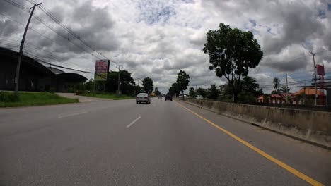 Este-Es-Un-Lapso-De-Tiempo-Con-Una-Cámara-De-Acción-Montada-Frente-Al-Camión,-Conduciendo-De-Pranburi-A-Hua-Hin-Y-De-Hua-Hin-A-Bangkok-En-Phet-Kasem-Road