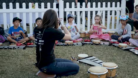 Los-Niños-Juegan-Con-Varios-Instrumentos-Musicales-Durante-Las-Clases-Con-El-Maestro