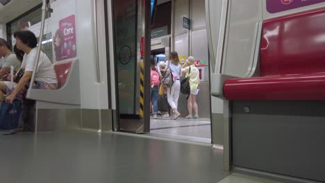 In-Der-U-Bahn,-Während-Sich-Die-Zugtür-Mit-Einem-Fahrgast-Im-Zug-Schließt