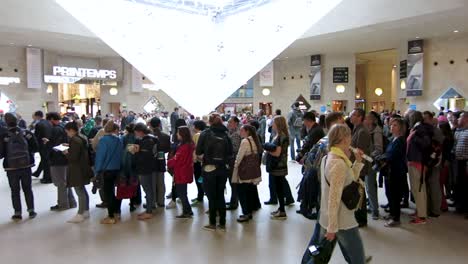 Wide-panning-footage-of-the-inside-of-the-main-hall-of-the-Louvre-museum,-Paris,-France