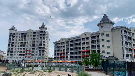 Lujosa-Vista-Exterior-De-Los-Interruptores-Del-Hotel-Desde-La-Vista-Del-Punto-De-Cedro-En-Sandusky,-Ohio,-Estados-Unidos