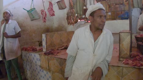 Auf-Dem-Afrikanischen-Markt-In-Stone-Town,-Sansibar,-Verkäufer-Von-Rohem-Fleisch,-Sicht