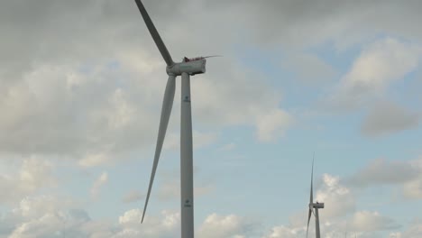 Windkraftanlagen-Im-Testzentrum-Für-Windkraft-Umgeben-Von-Bäumen