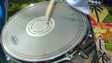 Evans-Drum-Head,-Percussion-Instrument,-Snare-Drum,-Drum-Rolling-Und-Sticks,-Rhythmus,-Im-Sommer-Draußen-Im-Park-Instrument-Spielen,-Musikshow,-Canada&#39;s-Day